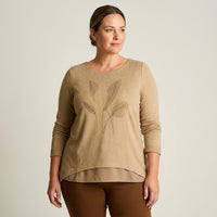 Polera Camel Lanilla Manga Larga Terminación en Punta Estampado en modelo plus size