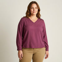 Blusa Burdeo Escote V con Aplicación en Hombros en modelo plus size