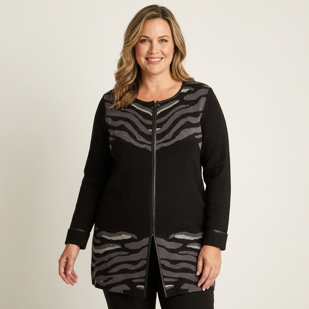 Tapado Negro con Estampado Animal Print y Detalles de Pedrería en Tejido