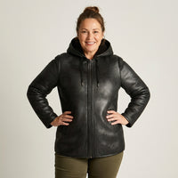 Chaqueta Negra de Ecocuero con Gorro y Forro Sherpa en modelo plus size