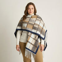 Poncho Café con Estampado Cuadrille en Bloques de Color y Flecos en Tejido