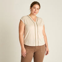 Polera Cuello V Manga Corta Con Corte Delantero Y Aplicación en modelo plus size