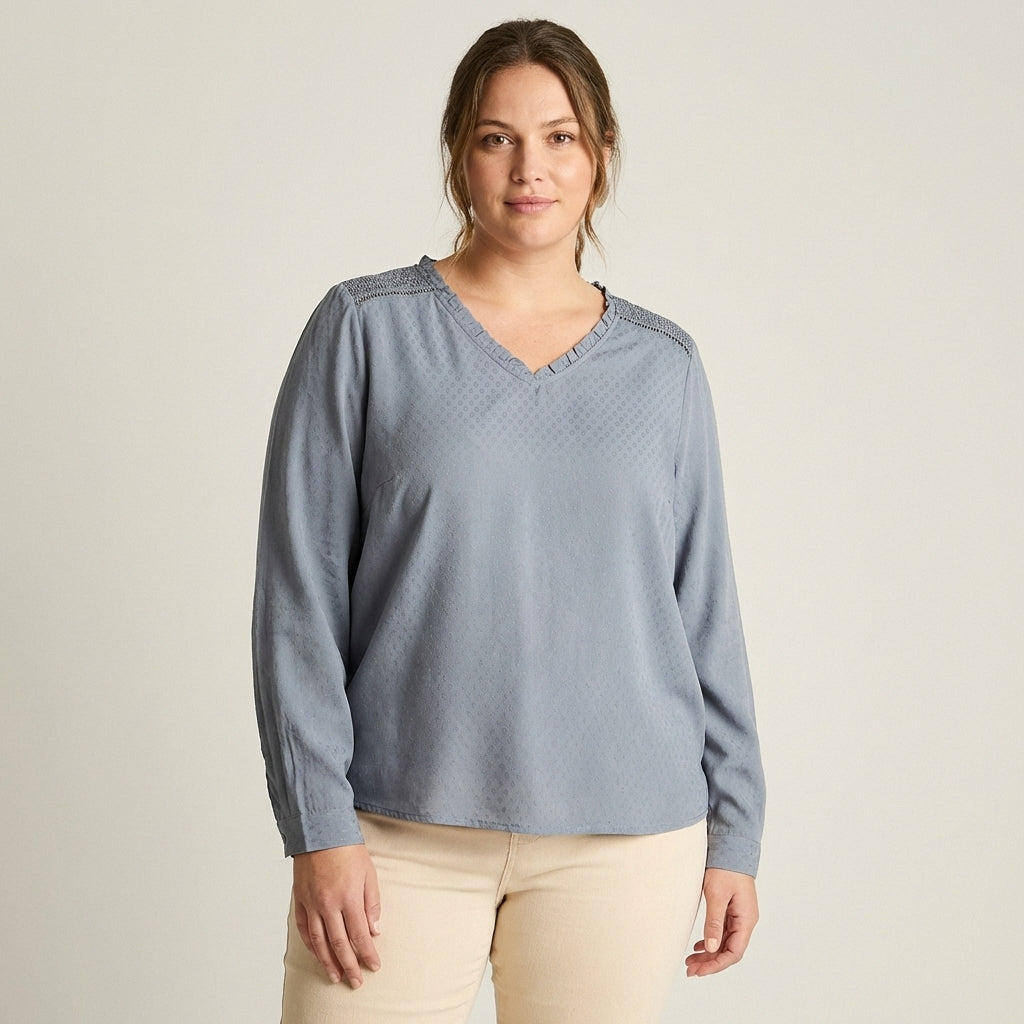 Blusa Índigo Escote V con Aplicación en Hombros en modelo plus size