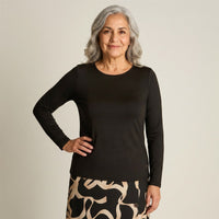 Polera Basica Negra Manga Larga Escote Redondo en modelo adulta