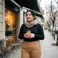 Polera Básica Negra Manga Larga Escote Redondo lifestyle