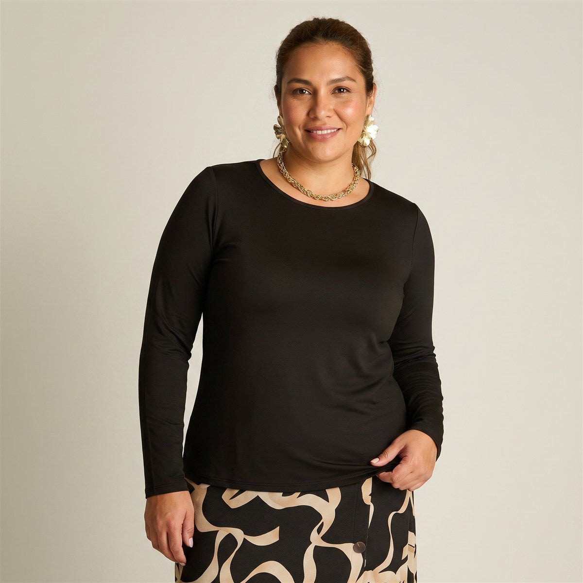 Polera Basica Negra Manga Larga Escote Redondo en modelo plus size