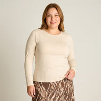 Polera Basica Arena Manga Larga Escote Redondo en modelo plus size