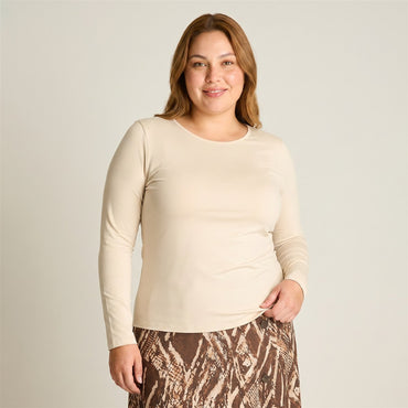Polera Basica Arena Manga Larga Escote Redondo en modelo plus size
