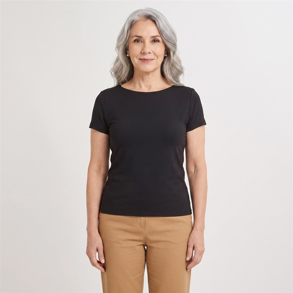 Polera Manga Corta Básica Lisa Negro en modelo adulta