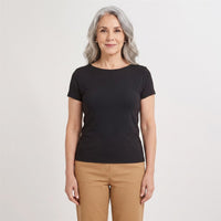 Polera Manga Corta Básica Lisa Negro en modelo adulta
