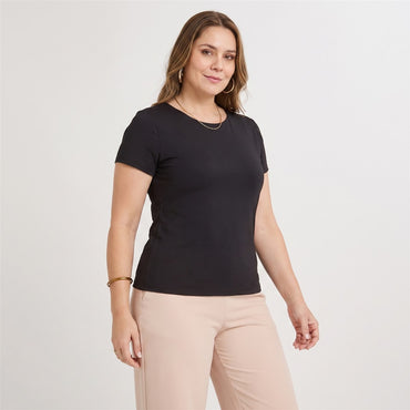 Polera Manga Corta Básica Lisa Negro en modelo plus size