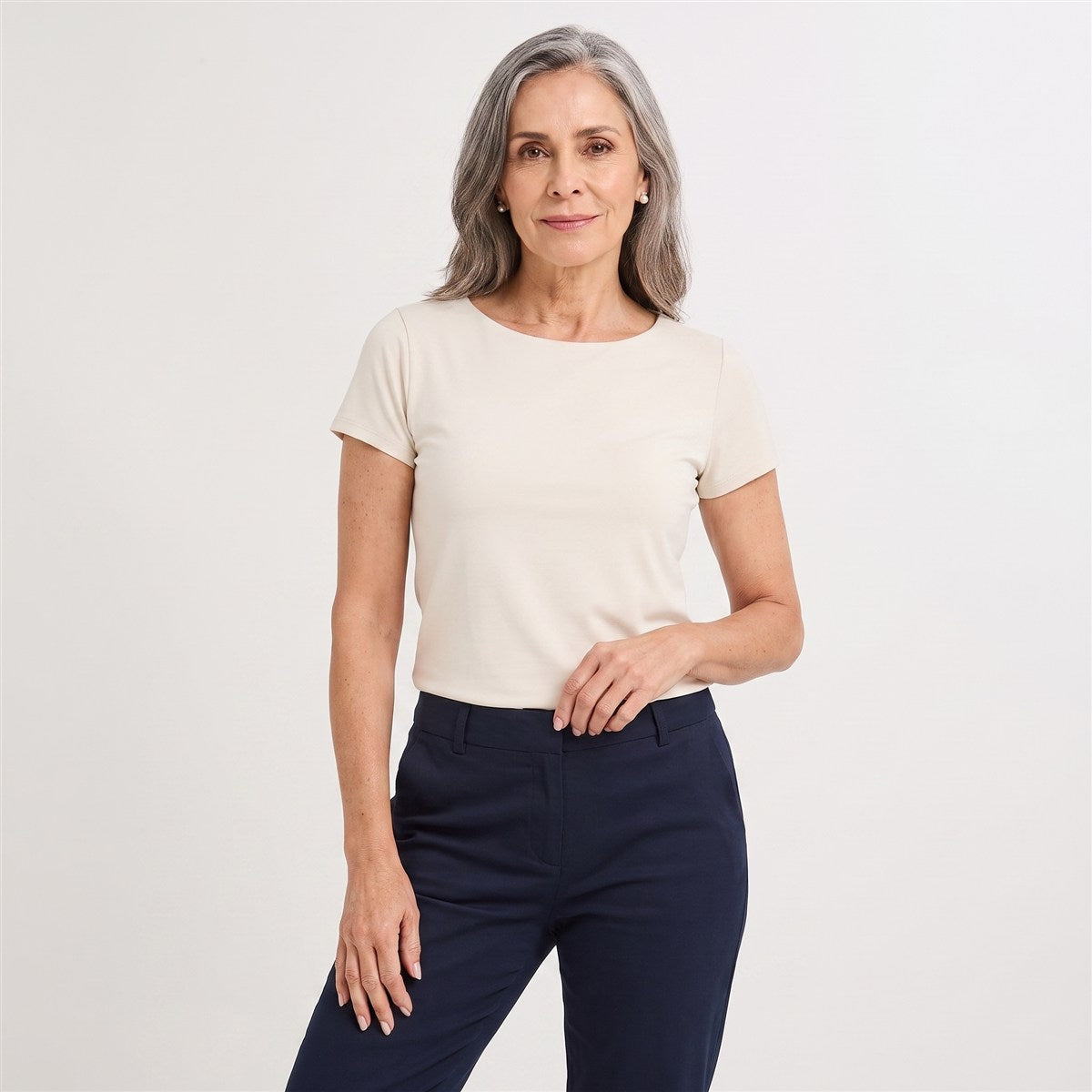 Polera Manga Corta Básica Lisa Arena en modelo adulta
