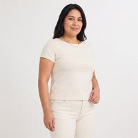 Polera Manga Corta Básica Lisa Arena en modelo plus size