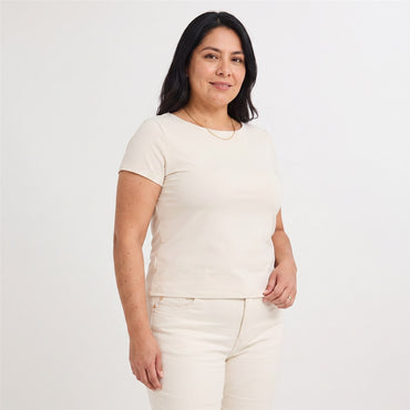 Polera Manga Corta Básica Lisa Arena en modelo plus size