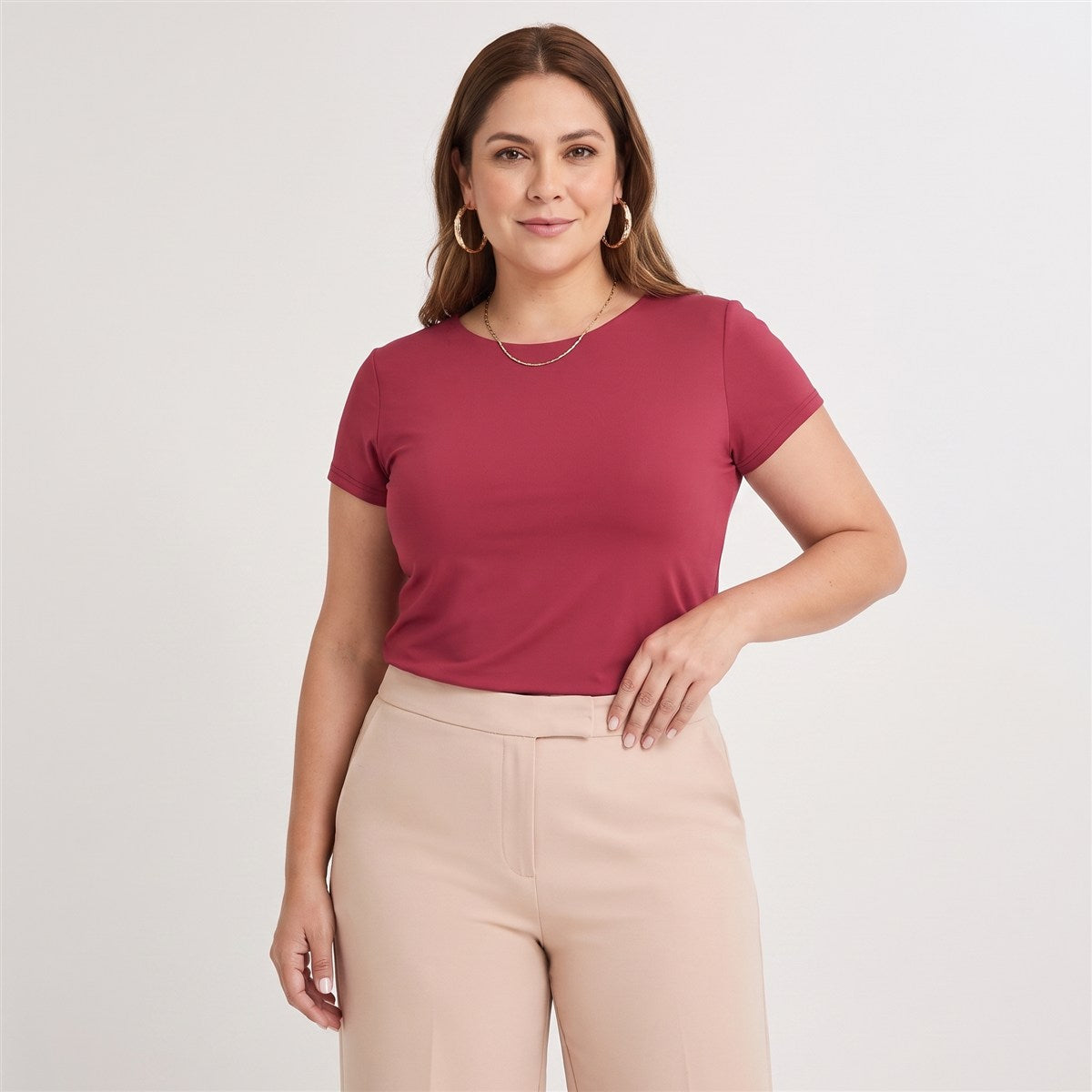 Polera Manga Corta Básica Lisa Rojo en modelo plus size