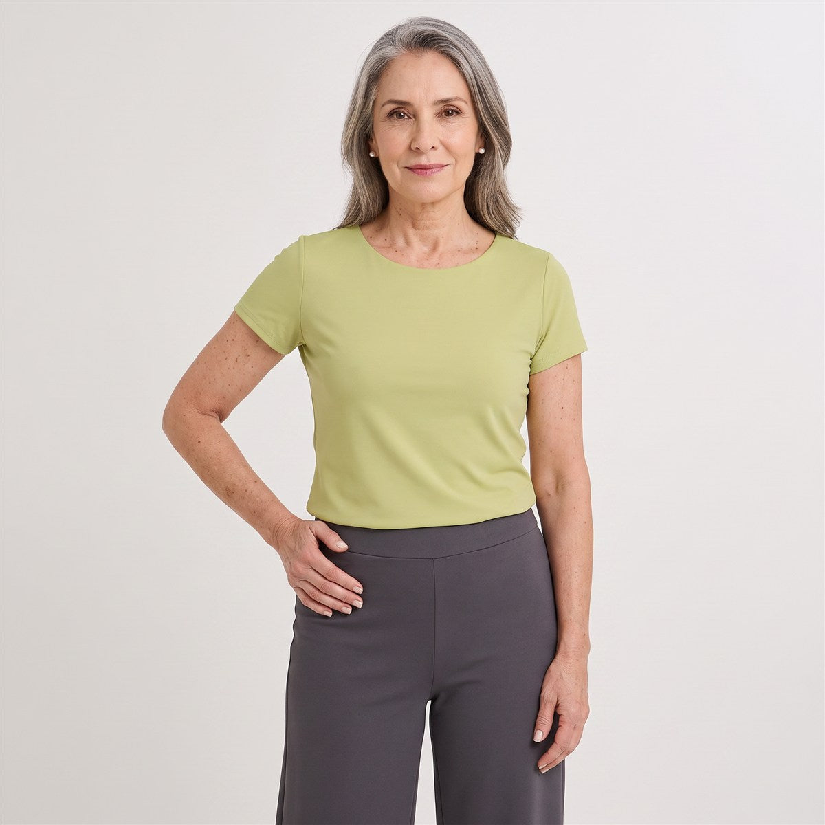 Polera Manga Corta Básica Lisa Verde en modelo adulta
