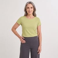Polera Manga Corta Básica Lisa Verde en modelo adulta