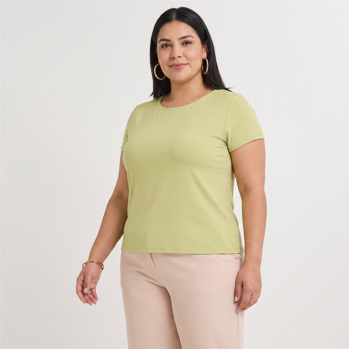 Polera Manga Corta Básica Lisa Verde en modelo plus size
