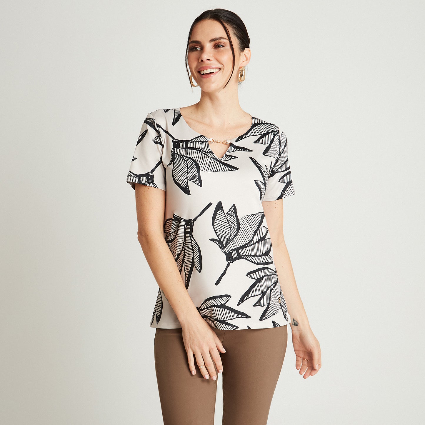 Polera Manga Corta Estampado Floral Negro