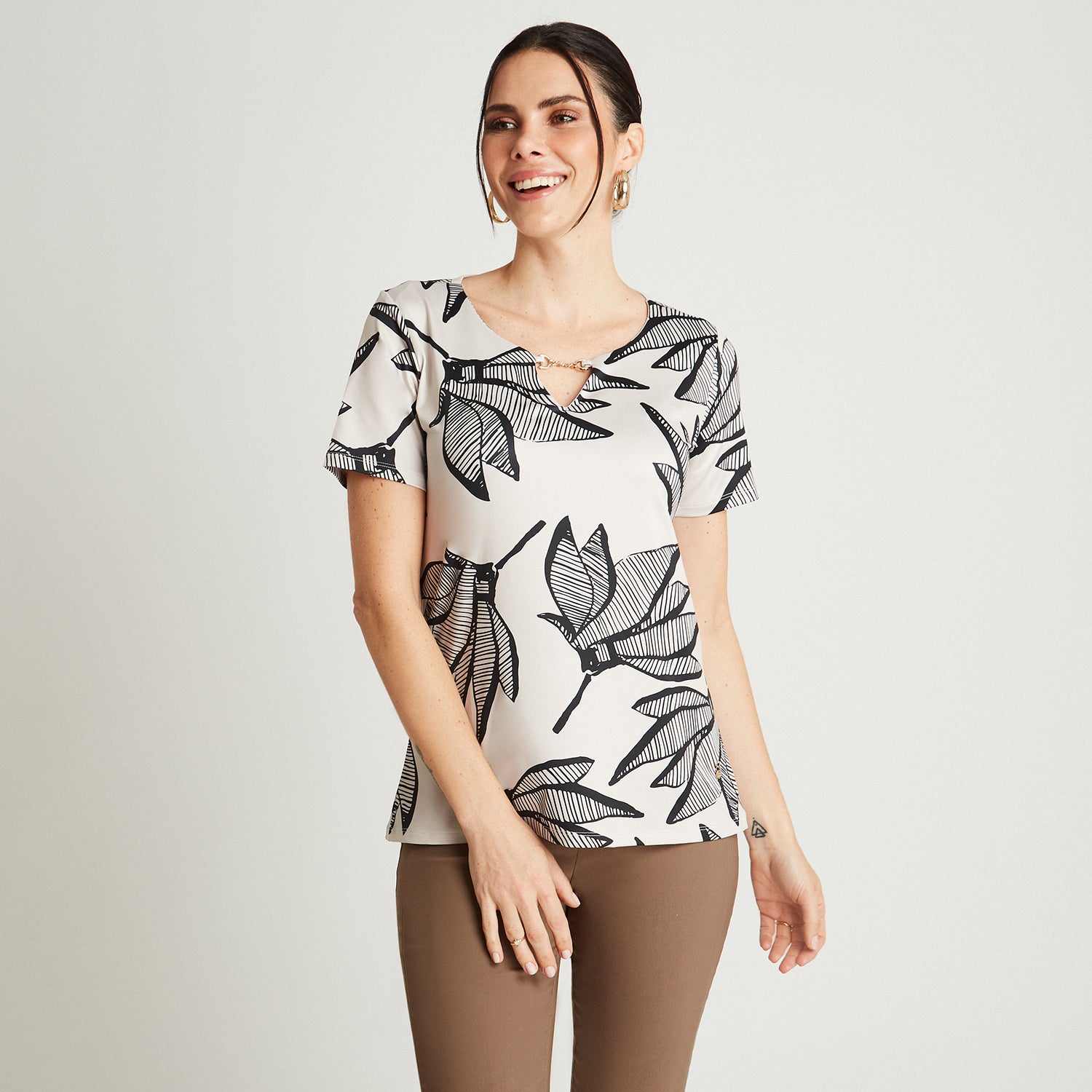 Polera Manga Corta Estampado Floral Negro