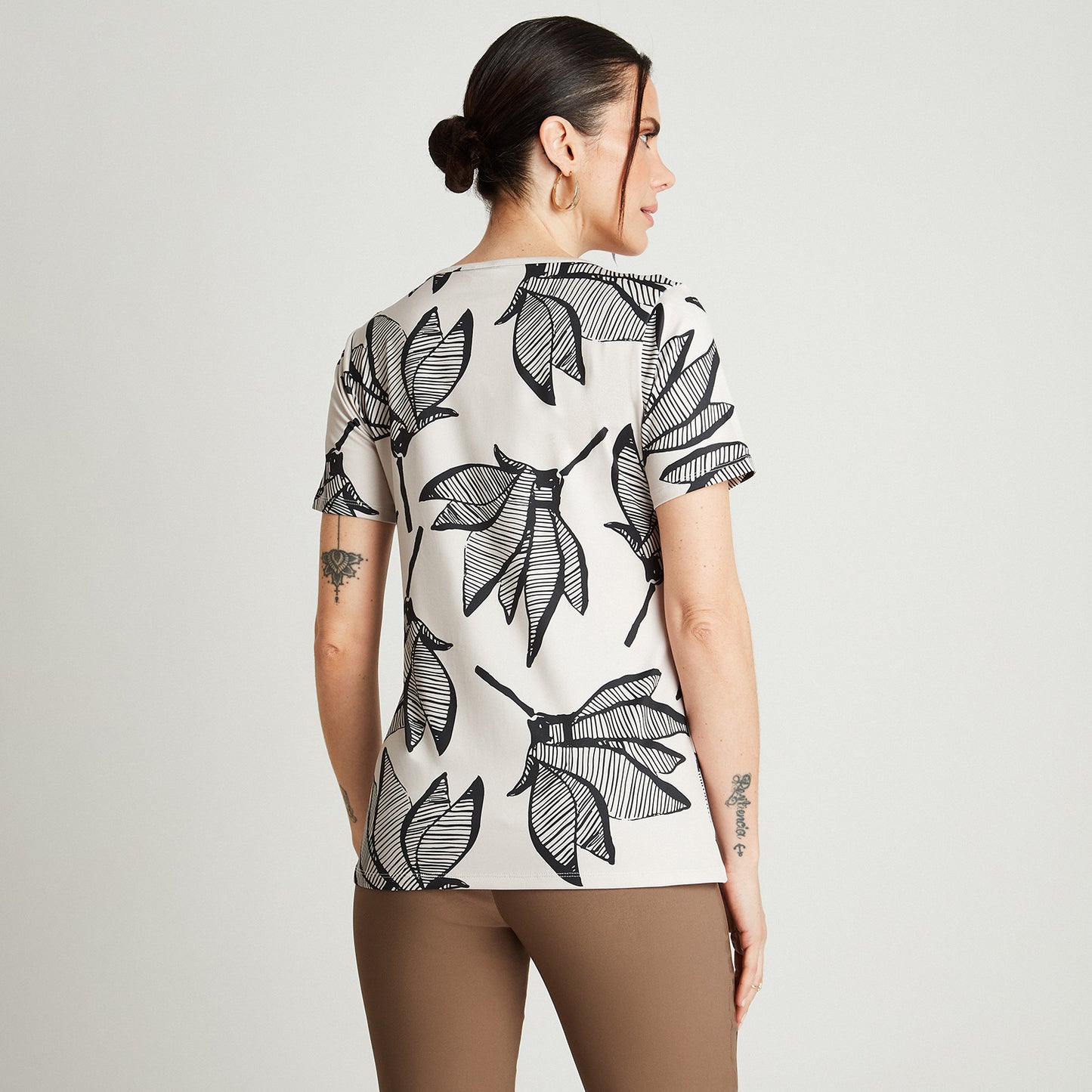 Polera Manga Corta Estampado Floral Negro