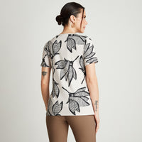 Polera Manga Corta Estampado Floral Negro