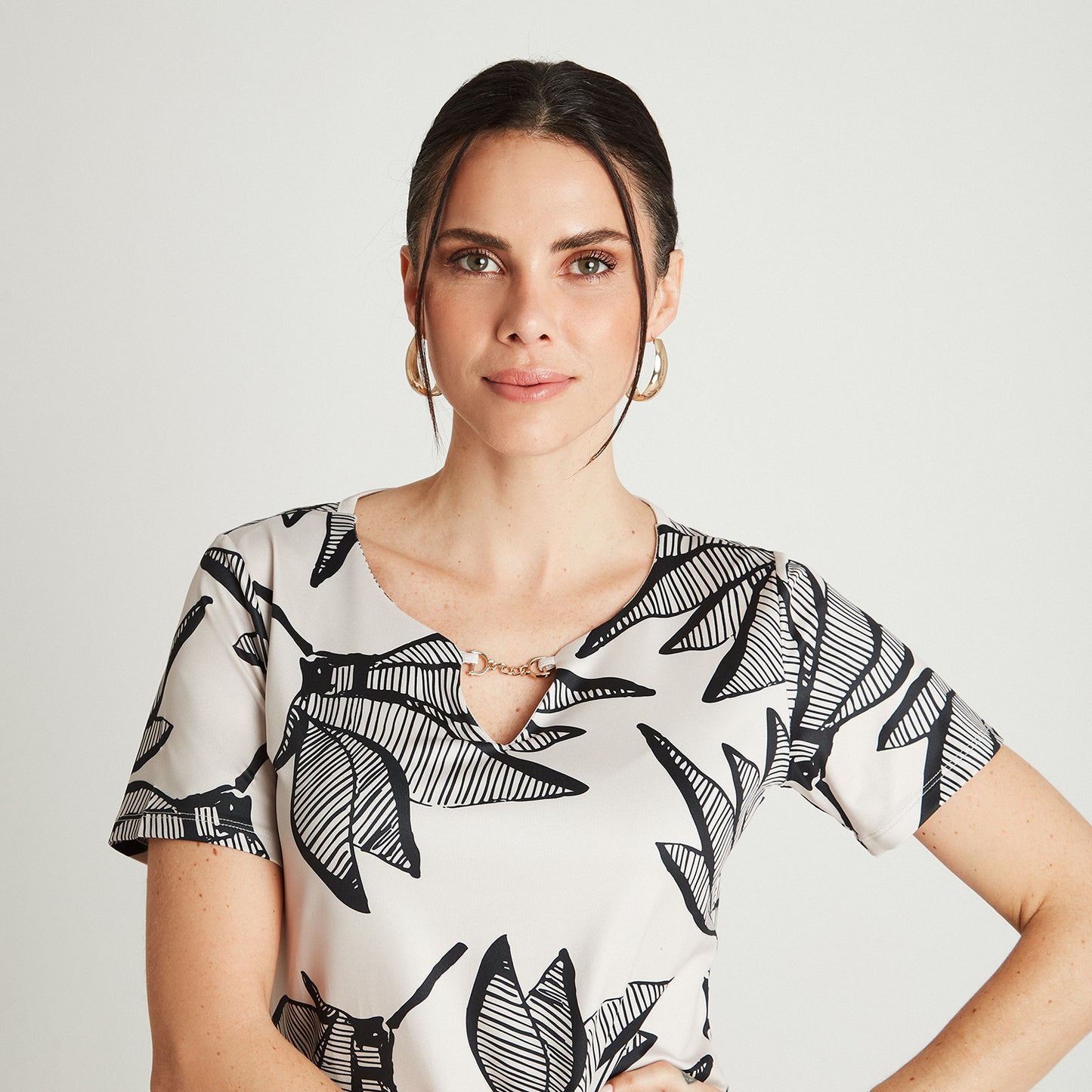 Polera Manga Corta Estampado Floral Negro