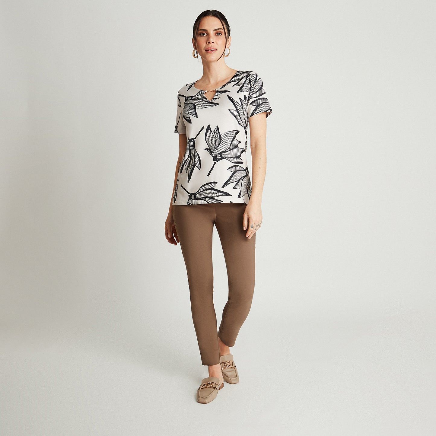 Polera Manga Corta Estampado Floral Negro