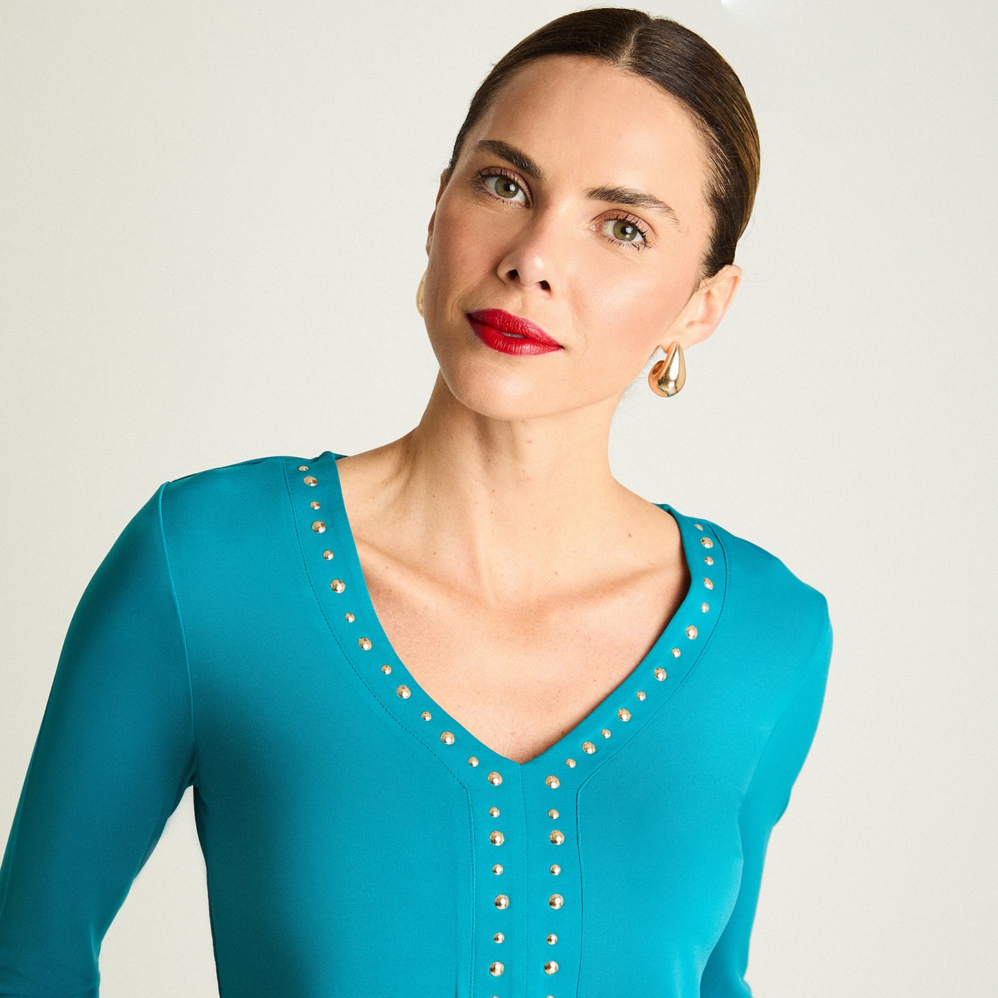 Polera Manga Larga Escote V Con Tachas Petróleo Lorenzo Di Pontti