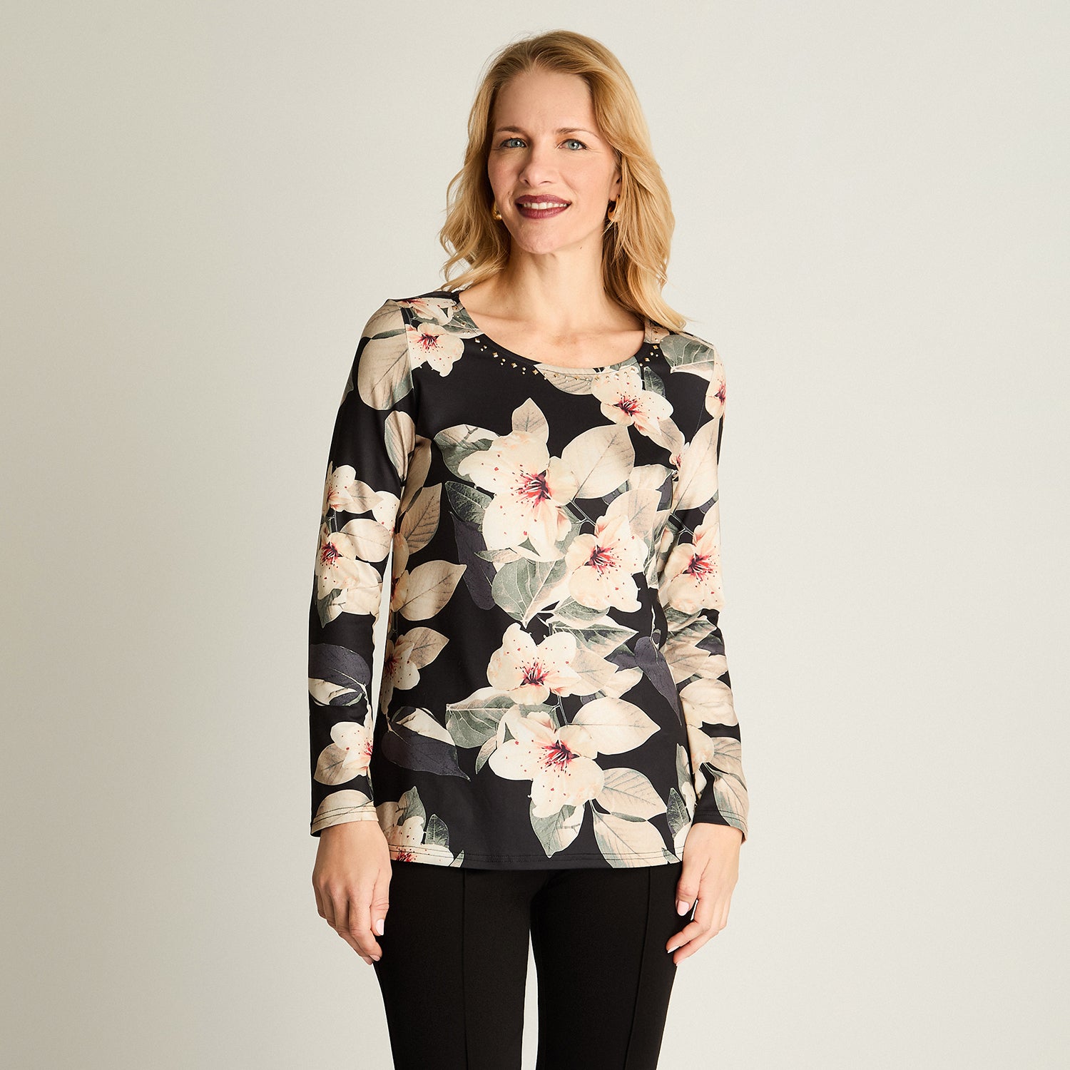 Polera Estampada Escote Redondo Con Tachas Negro