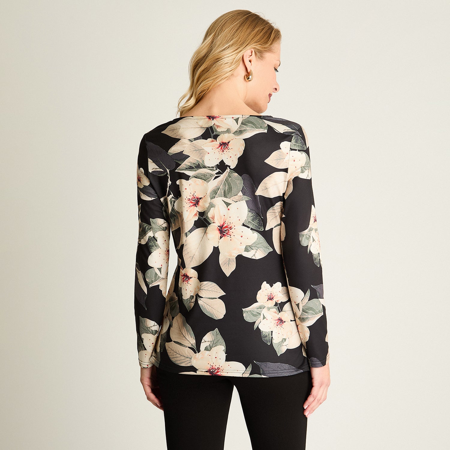 Polera Estampada Escote Redondo Con Tachas Negro