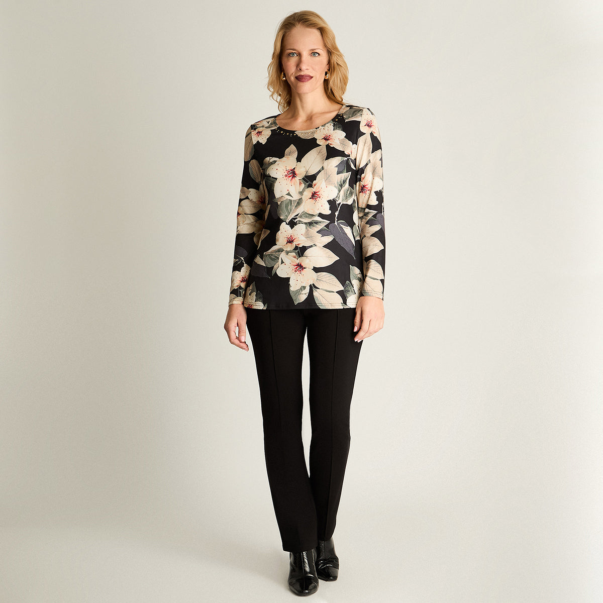 Polera Estampada Escote Redondo Con Tachas Negro