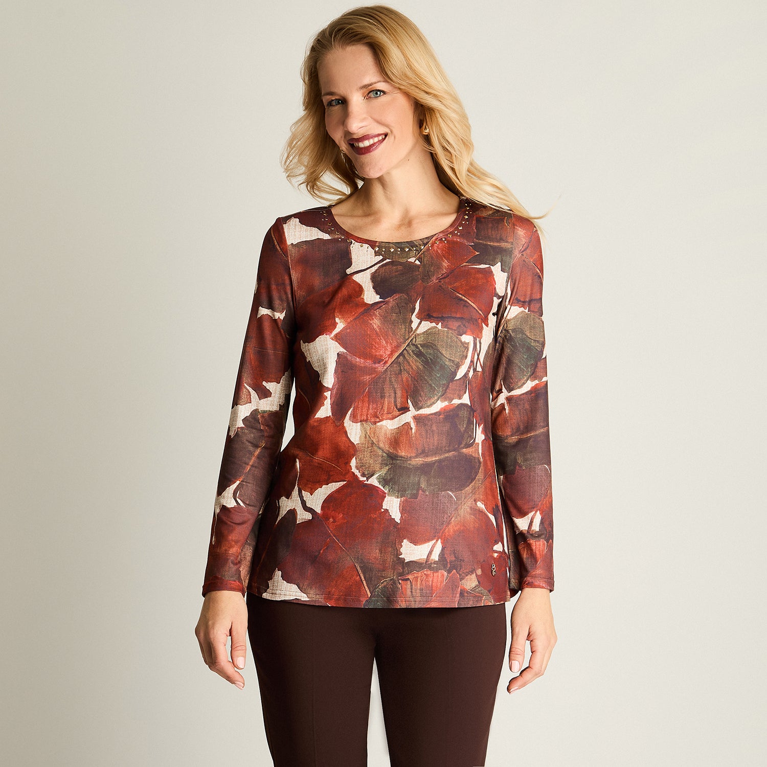 Polera Estampada Escote Redondo Con Tachas Terracota