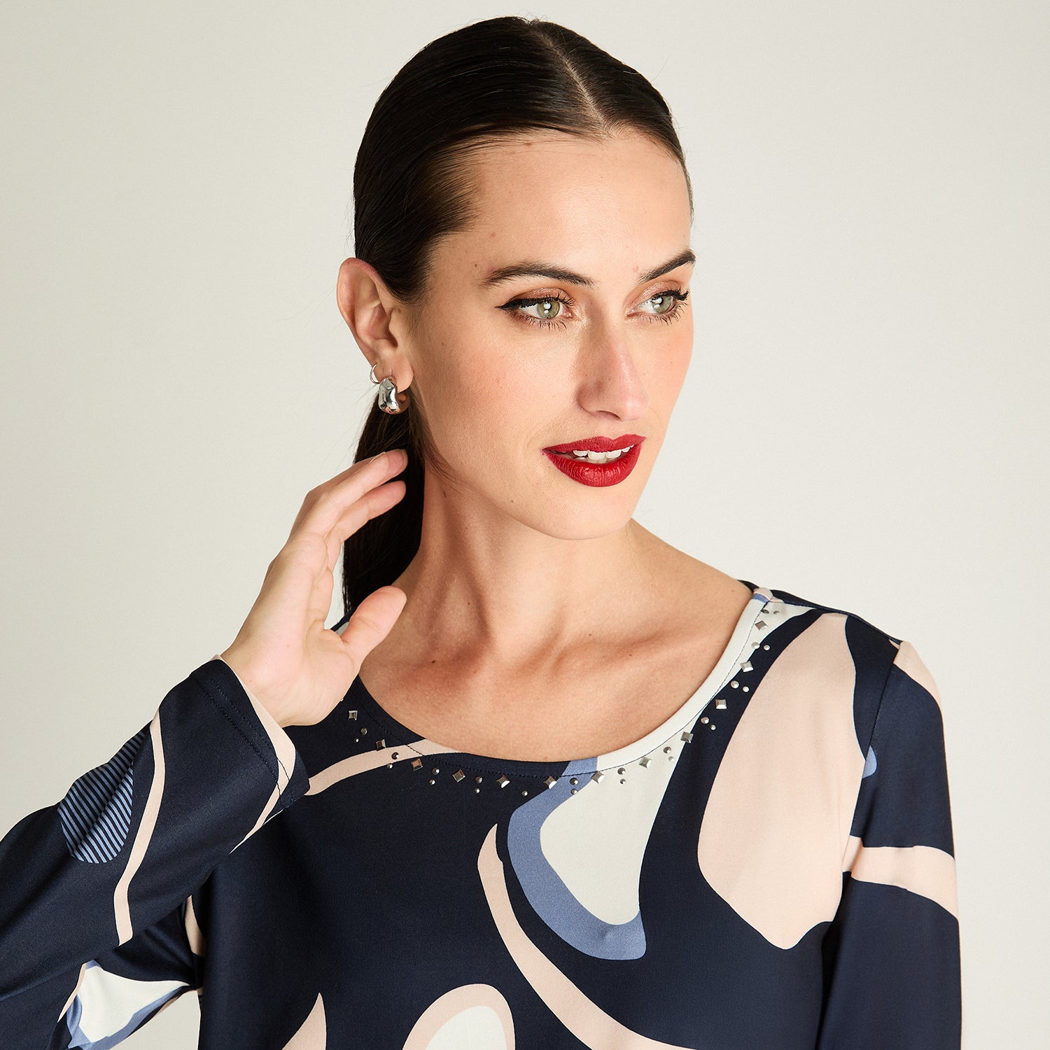 Polera Estampada Escote Redondo Con Tachas Azul