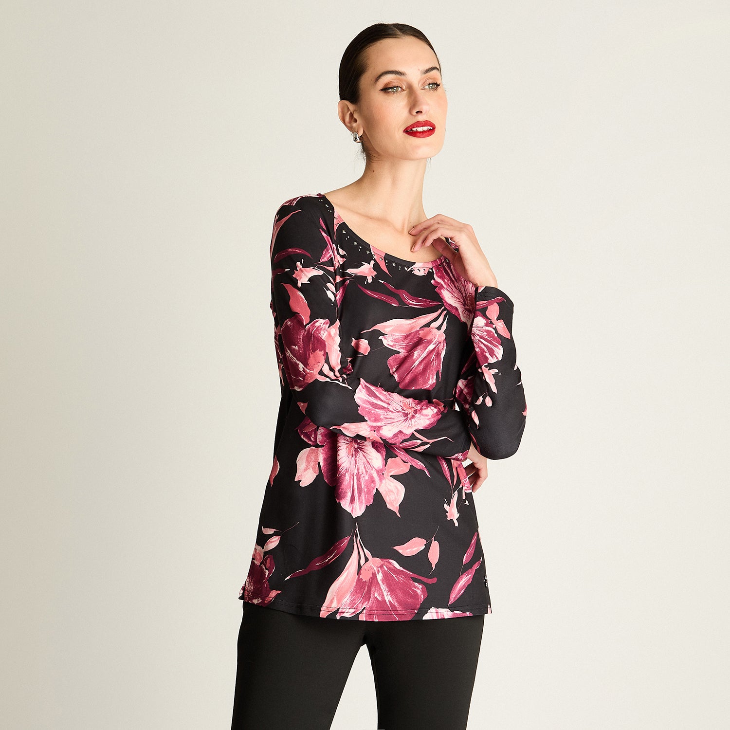 Polera Estampada Escote Redondo Con Tachas Burdeo