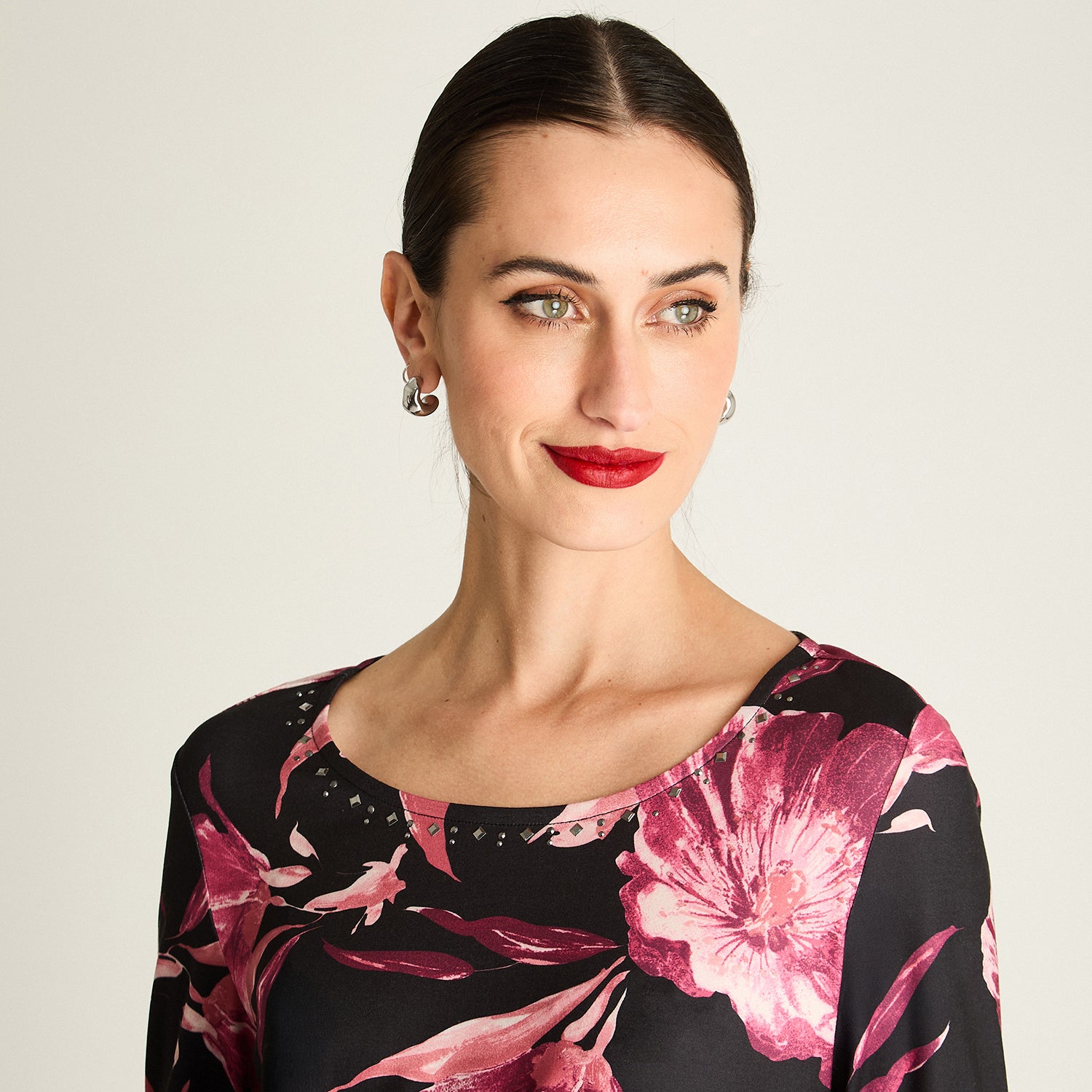 Polera Estampada Escote Redondo Con Tachas Burdeo