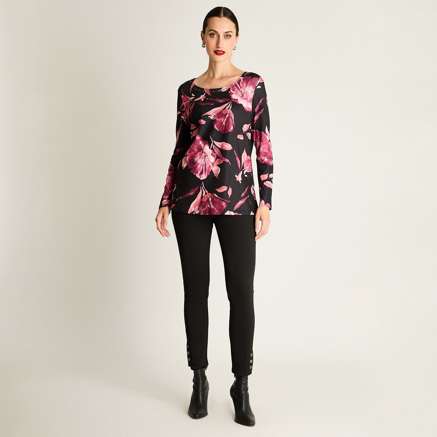Polera Estampada Escote Redondo Con Tachas Burdeo