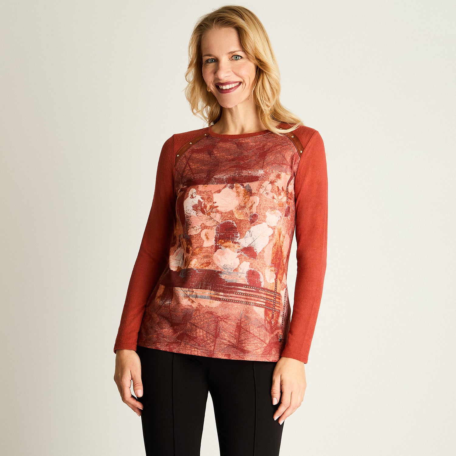 Polera Lanilla Escote Redondo Estampada Con Tachas Terracota