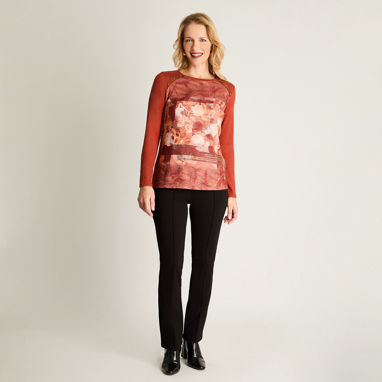 Polera Lanilla Escote Redondo Estampada Con Tachas Terracota