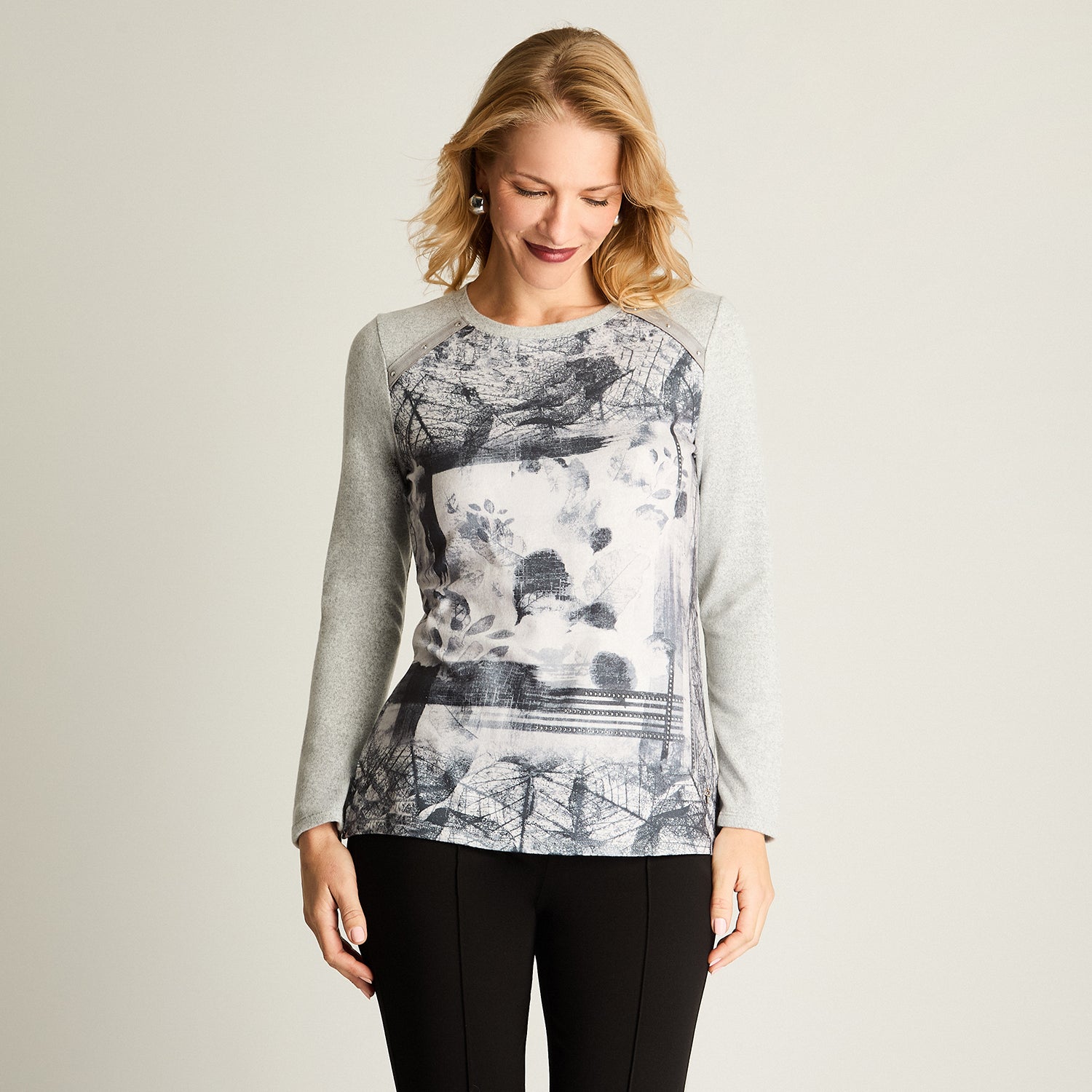 Polera Lanilla Escote Redondo Estampada Con Tachas Gris