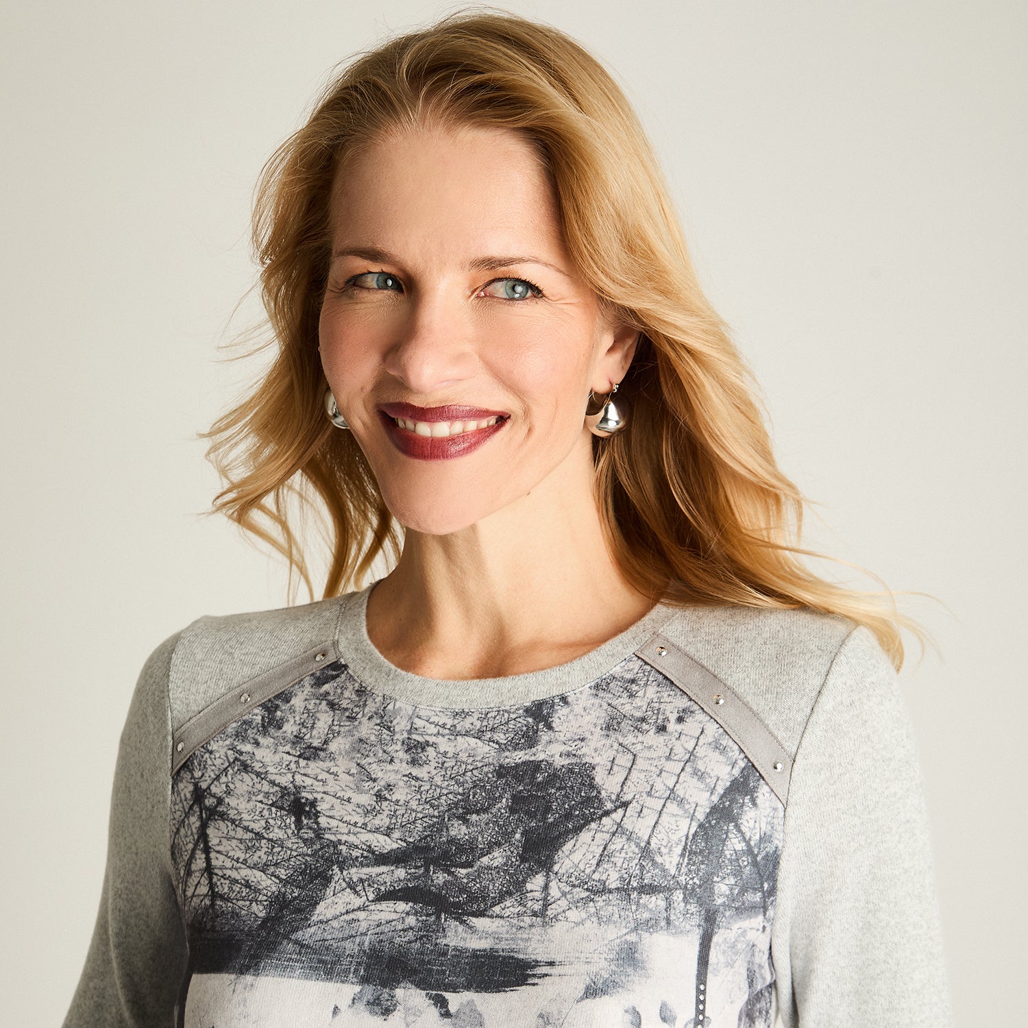 Polera Lanilla Escote Redondo Estampada Con Tachas Gris
