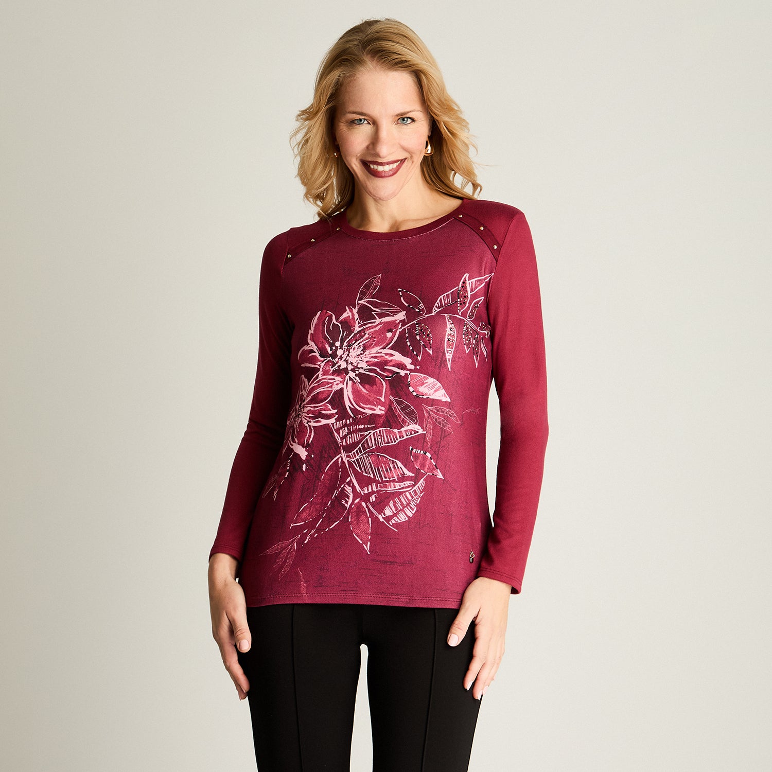 Polera Lanilla Escote Redondo Estampada Con Tachas Burdeo