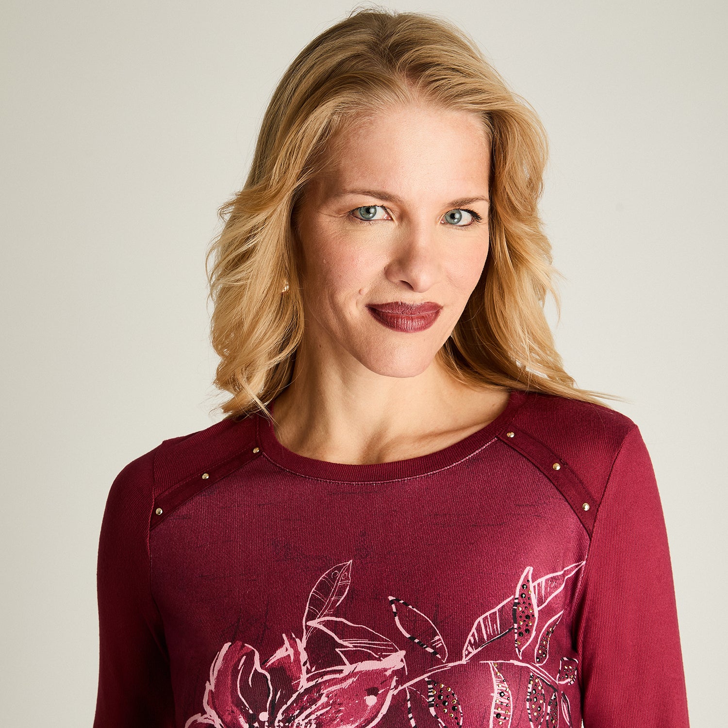 Polera Lanilla Escote Redondo Estampada Con Tachas Burdeo