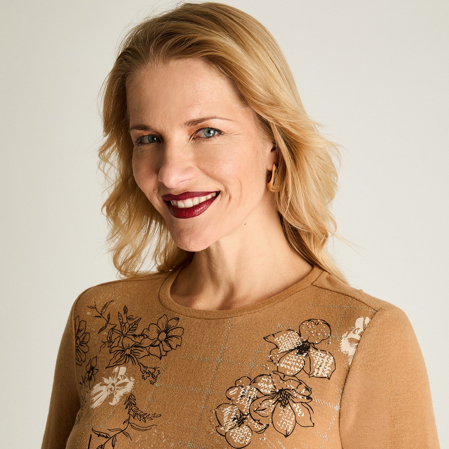 Polera Lanilla Estampada Con Strass Camel