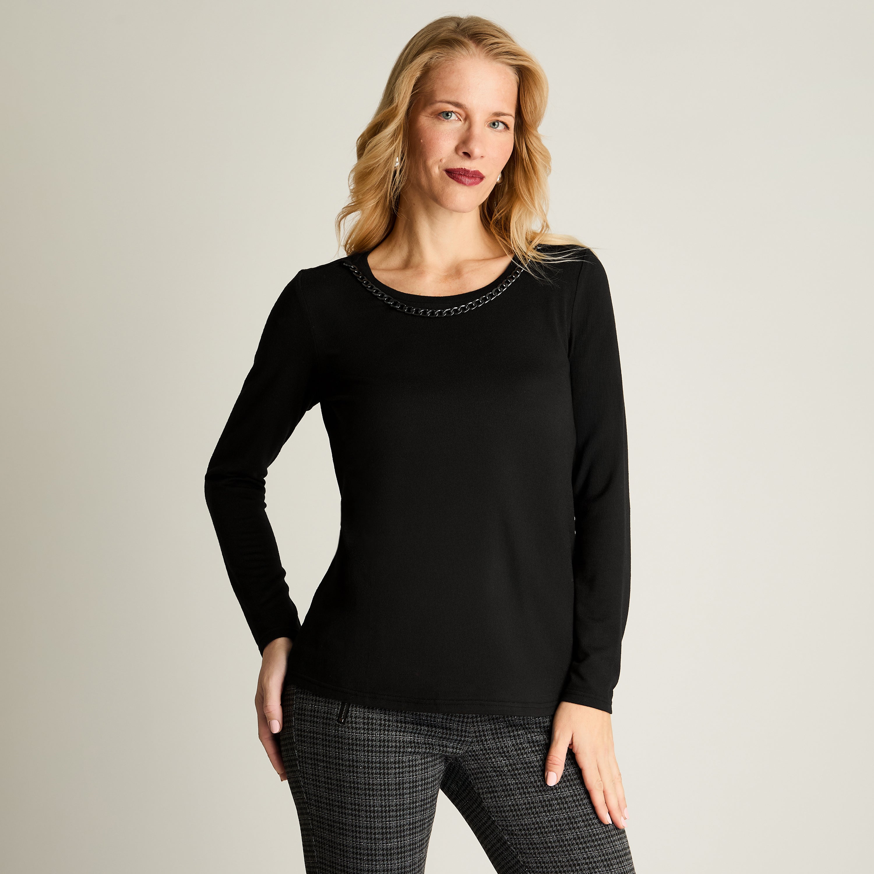 Polera De Lanilla Manga Larga Con Cadena En Escote Negro