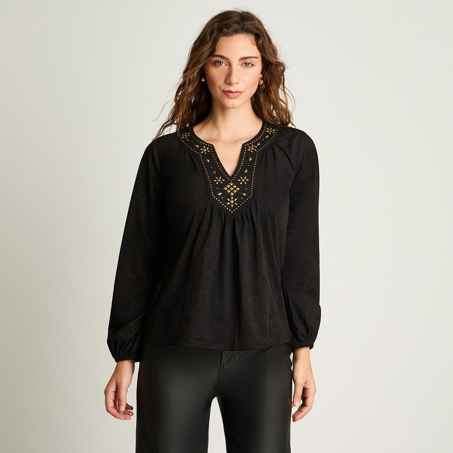 Polera Suede Con Aplicación En Escote Negro Curvi