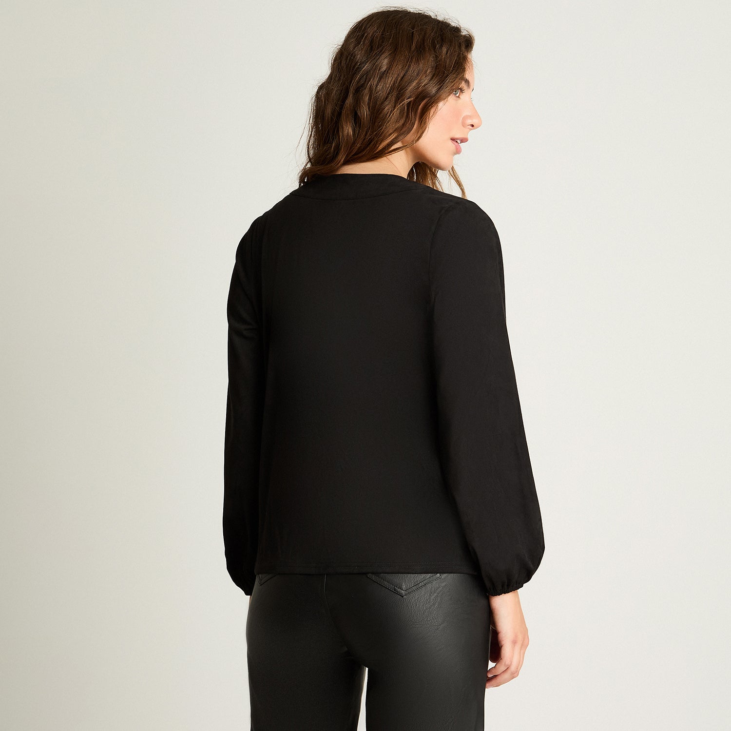 Polera Suede Con Aplicación En Escote Negro Curvi