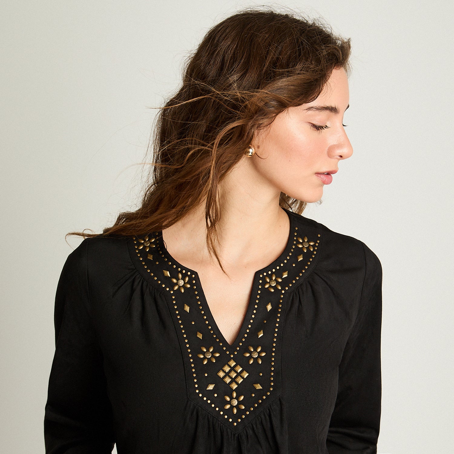 Polera Suede Con Aplicación En Escote Negro Curvi