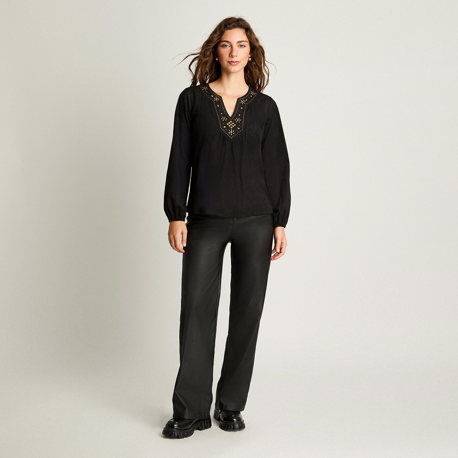 Polera Suede Con Aplicación En Escote Negro Curvi