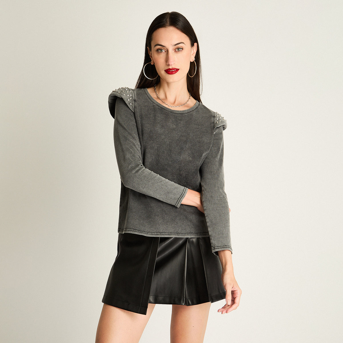 Polera Con Hombreras Y Straps Gris
